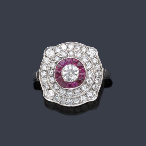  Anillo con diseño central de 'ojo de perdiz' con brillantes y orla de rubíes y diamantes de aprox. 1,10 ct en total.