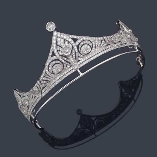  Tiara de diseño clásico, realizada en oro blanco de 18K y brillantes de aprox. 17,00 ct en total.