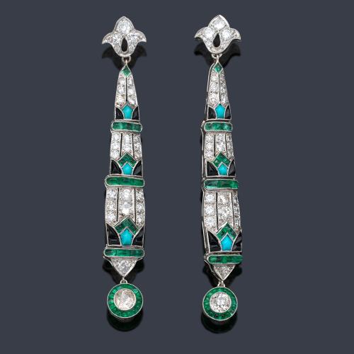  Pendientes largos con diseño 'art decó' con brillantes de aprox. 3,20 ct en total, esmeraldas calibradas de 2,52 ct y piezas de ónix y turquesas.