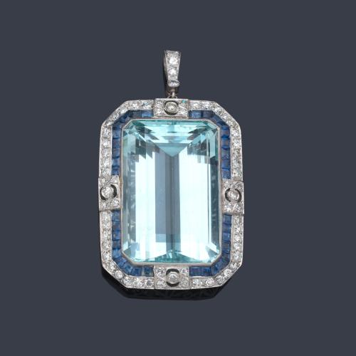  Colgante con gran aguamarina de aprox. 50,00 ct con doble orla de brillantes de aprox. 1,78 ct y zafiros calibrados.