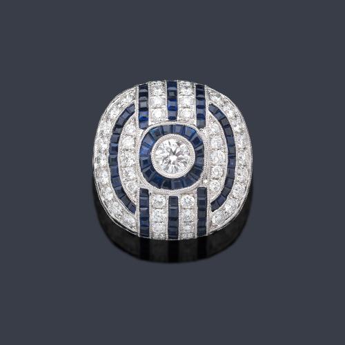 Anillo estilo 'art decó' con brillante central de aprox. 0,45 ct con bandas de diamantes de aprox. 1,66 ct intercalado con zafiros calibrados de 4,00 ct en total.
