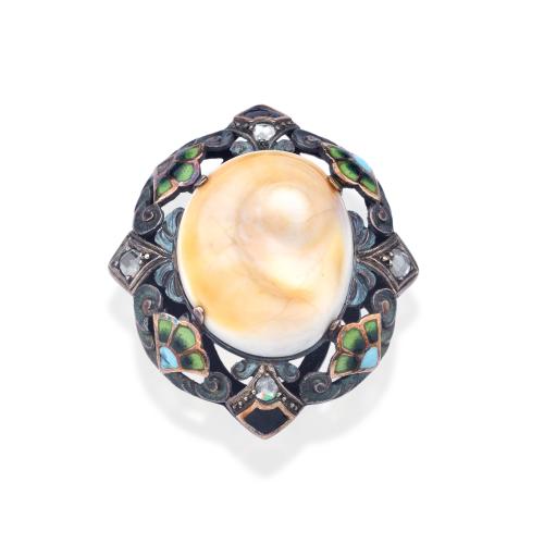  Anillo con 'oreja de mar' (Haliotis) enmarcado con motivos de palmetas decorados con esmalte.