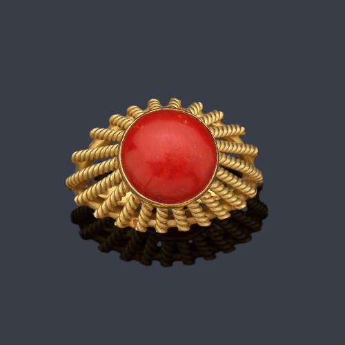  Anillo con montura elevada años '70 con coral rojo talla cabujón con decoración de cordoncillo en oro amarillo de 18K.