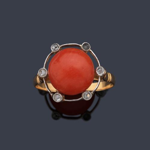  Anillo años '60 con cabujón de coral rojo con orla de diamantes talla rosa en montura de oro amarillo de 18K.