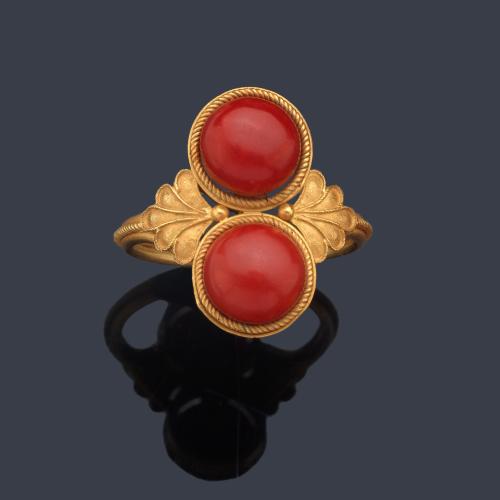  Anillo 'Tú y yo' con pareja de cabujones de coral rojo en montura de oro amarillo mate de 18K.