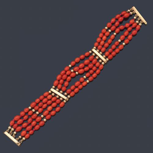  Pulsera con cuatro hilos de coral rojo en barrilete con cuatro pasadores en forma de barrita en oro amarillo de 18K.