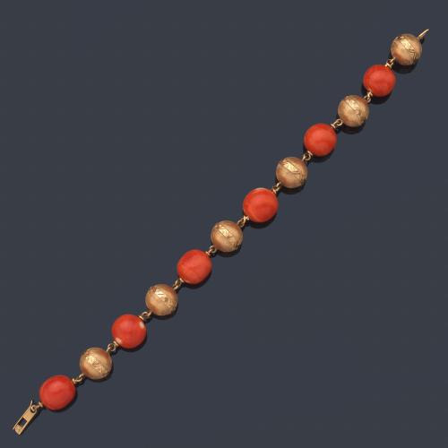  Pulsera años '60 con cuentas esféricas de coral y bolitas cinceladas en oro amarillo de 18K.