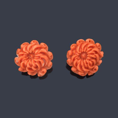  Pendientes cortos con motivo floral tallado en coral sobre montura de oro amarillo de 18K. Años '60.