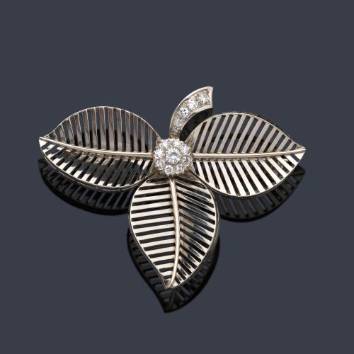 Broche con diseño vegetal calado con centro de brillantes realizado en oro blanco de 18K. Años '70.