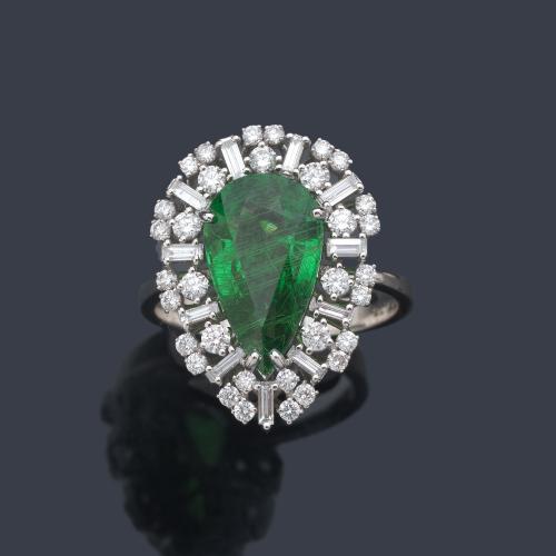  Anillo con granate 'tsavorita' talla perilla de 4,12 ct con orla de diamantes talla brillante y baguette de aprox. 1,45 ct en total.