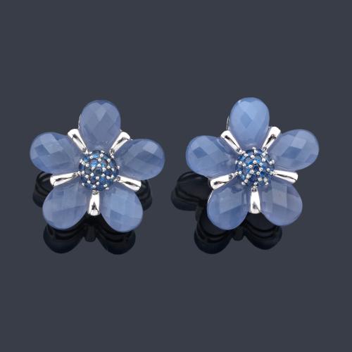  Pendientes cortos con diseño floral con calcedonias facetadas con centro en pavé de zafiros.