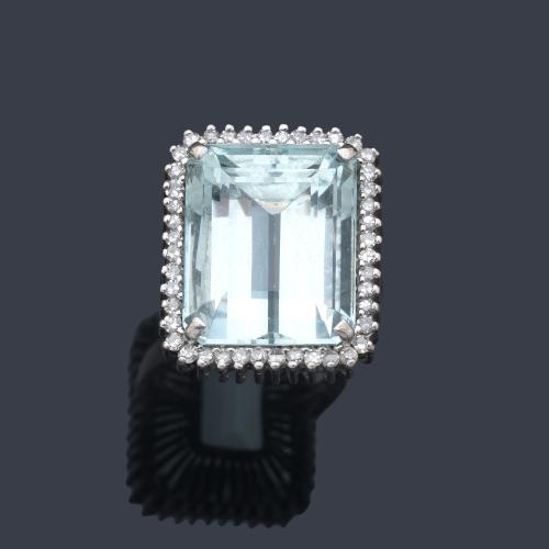  Anillo con aguamarina central de aprox. 19,63 ct con orla de diamantes talla sencilla de aprox. 0,66 ct en total. Reporte gemológico IGE.