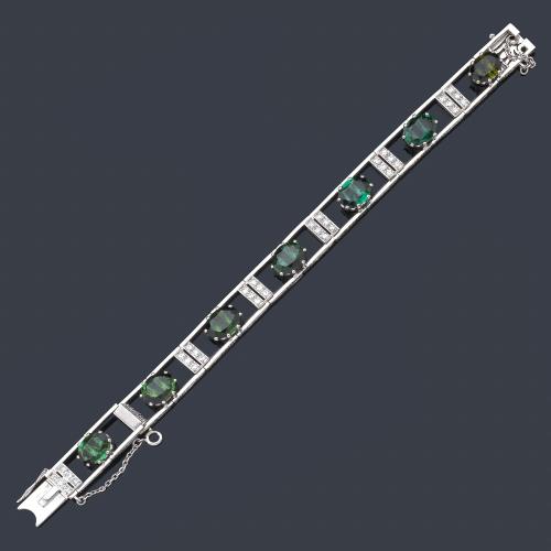 Pulsera años '70 con siete turmalinas verdelitas talla oval de aprox. 11,00 ct en total, intercalado con banda de brillantes en montura de oro blanco de 18K.