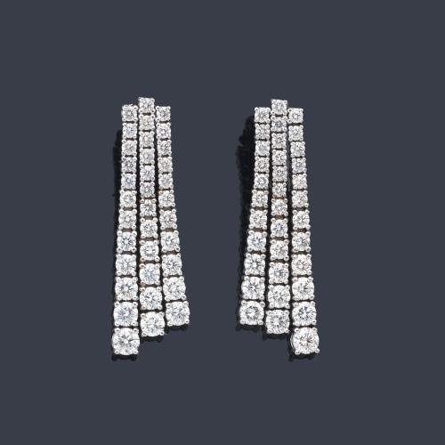  Pendientes largos con tres bandas de brillantes de aprox. 5,31 ct en total.