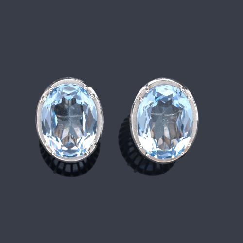  Pendientes cortos con pareja de espinelas sintéticas azules talla oval en montura de oro blanco de 18K.