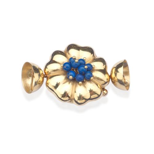  Broche para collar de perlas con diseño floral realizado en oro amarillo de 18K y centro enriquecido con lapislázuli.