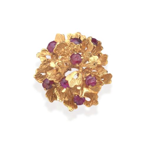  Anillo con diseño vegetal con rubíes talla cabujón en montura de oro amarillo de 18K. Años '70.