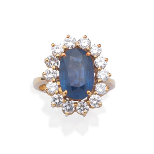  Anillo con zafiro talla oval de aprox. 3,00 ct con orla de brillantes de aprox. 1,40 ct en total.