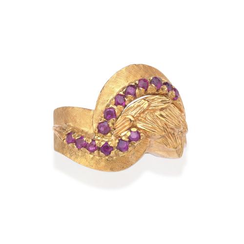  Anillo con diseño años '70 con dos brazos entrelazados y decorado con banda de rubíes talla redonda.