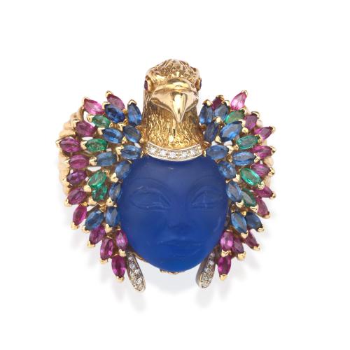  Broche - colgante con pieza central realizada en cristal azul y con motivo de rostro femenino con detalle superior de cabeza de águila y las alas cuajadas de zafiros y turmalinas talla marquís.