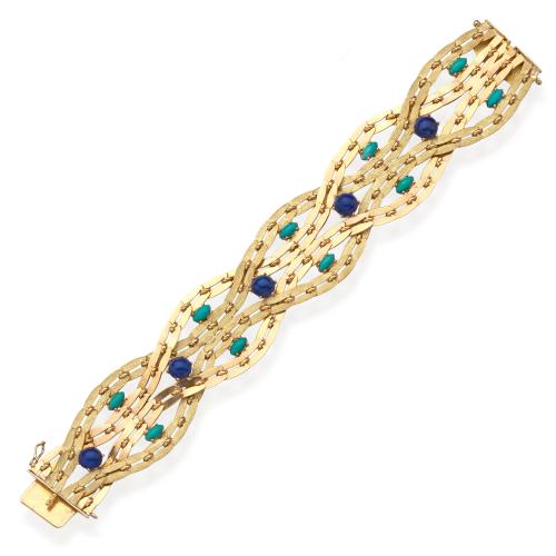  Pulsera ancha con diseño trenzado con cuentas de turquesa intercalada con lapislázuli en montura de oro amarillo mate y brillo de 18K. Años '70.