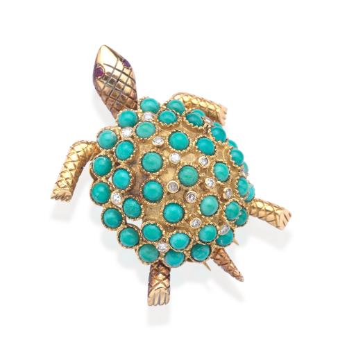  Broche en forma de tortuga con decoración de turquesas talla cabujón en el caparazón, sobre montura de oro amarillo texturizado de 18K. Años '60.