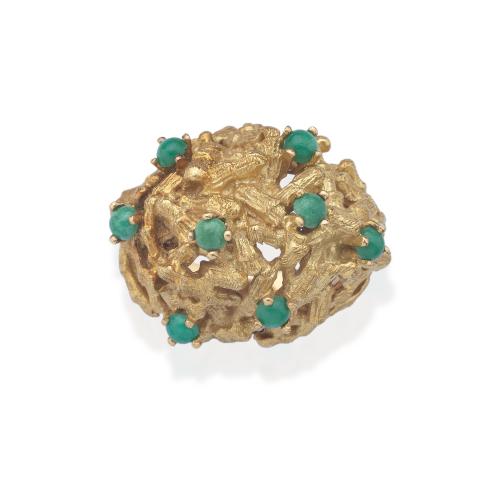  Anillo bombé con diseño escultural salpicado con turquesas en montura de oro amarillo de 18K. Años '70.
