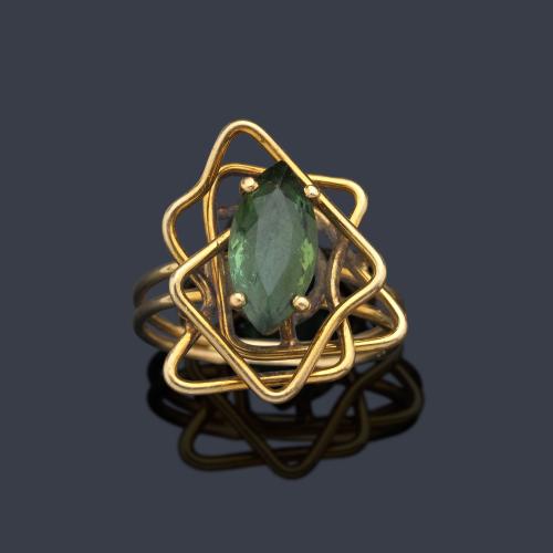  Anillo con turmalina verdelita talla marquís en montura calada en oro amarillo de 18K.