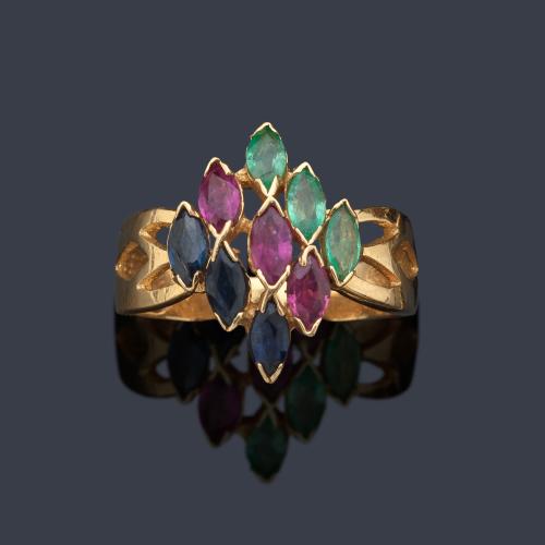  Anillo con banda de esmeraldas, rubíes y zafiros talla marquís realizado en montura de oro amarillo de 18K.