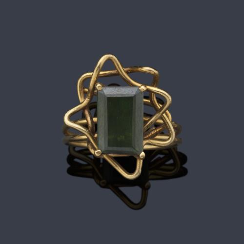  Anillo con turmalina verdelita central sobre montura calada en montura de oro amarillo de 18K.