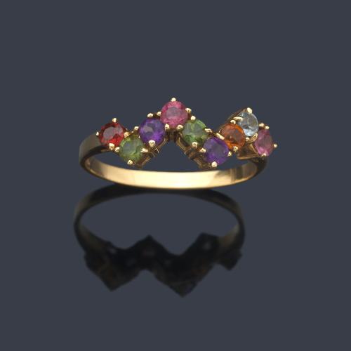 Anillo con diseño en 'zig - zag' con turmalinas multicolor en montura de oro amarillo de 18K.