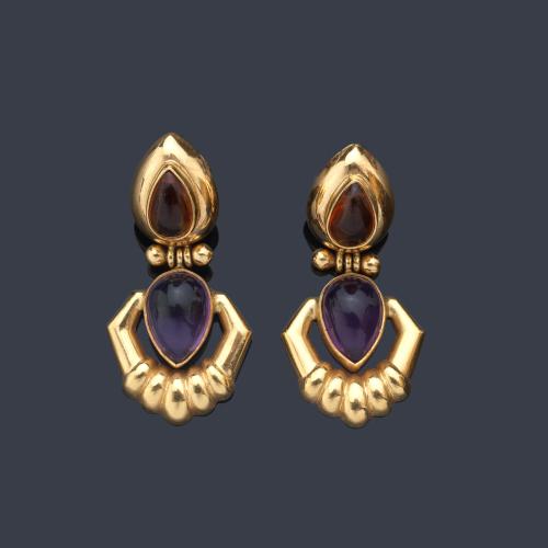  Pendientes largos con citrinos y amatistas talla cabujón con diseño gallonado en oro amarillo de 18K. Años '80.