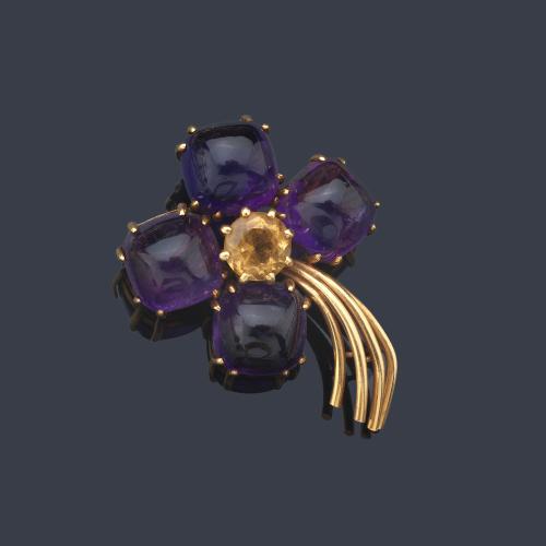  Broche en forma de flor con cuatro amatistas talla 'pain de sucre' y cuarzo citrino central.
