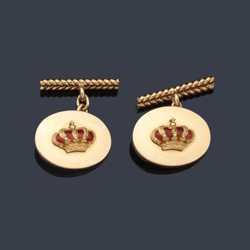  Gemelos ovalados con diseño de Corona Real en esmalte rojo y montura de oro amarillo de 18K.