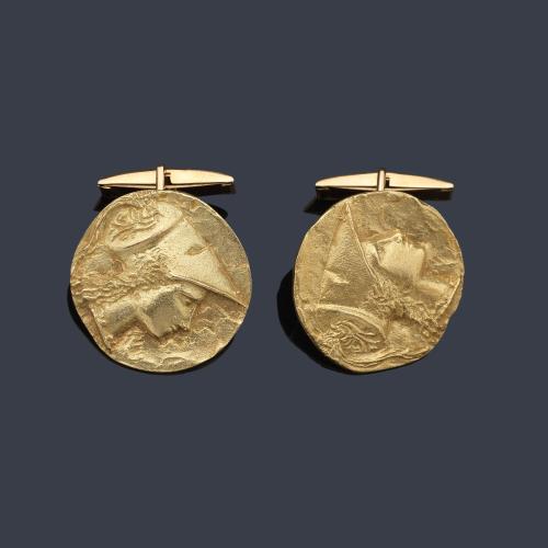  Gemelos con motivo en relieve de perfil de Minerva en montura de oro amarillo de 18K.