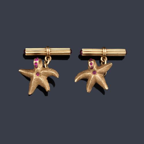  Gemelos con diseño de estrella de mar con decoración de rubíes talla cabujón en montura de oro amarillo de 18K.