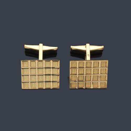  Gemelos rectangulares con diseño geométrico en oro amarillo de 18K. Años '70.
