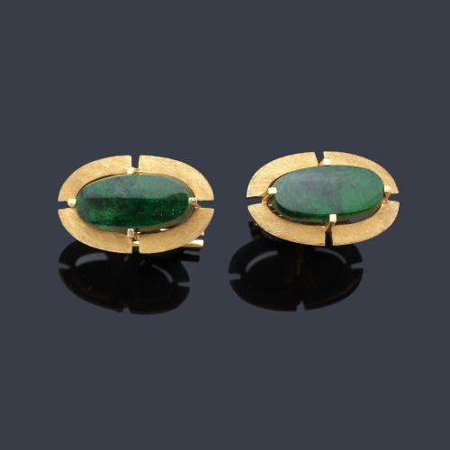  Gemelos años '70 con diseño ovalado con dos piezas de jade nefrita sobre montura de oro amarillo de 18K.