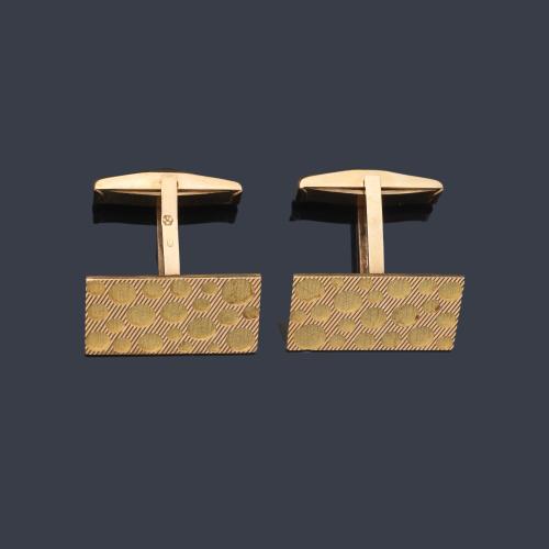  Gemelos con diseño rectangular con motivos circulares en oro amarillo de 18K.