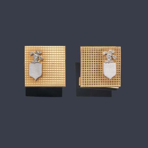  Gemelos con motivo de escudo heráldico en oro blanco sobre montura de oro amarillo de 18K con diseño de punta de diamante.
