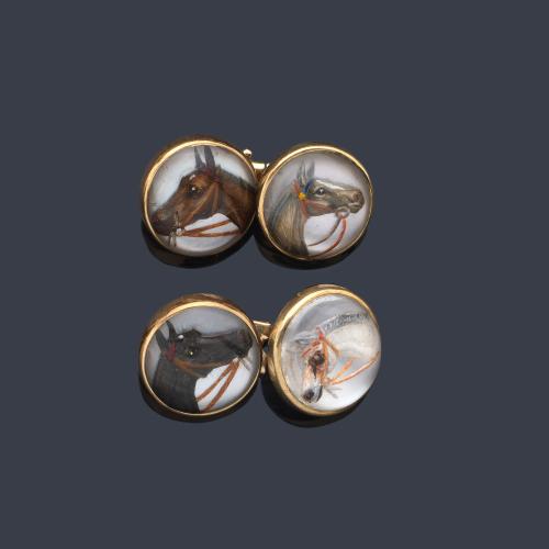  Gemelos circulares con motivo de cabezas de caballos pintado a mano, sobre montura de oro amarillo de 14K.