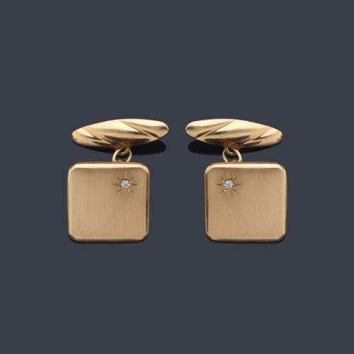 Gemelos con pequeño brillantito sobre montura de oro amarillo de 18K.