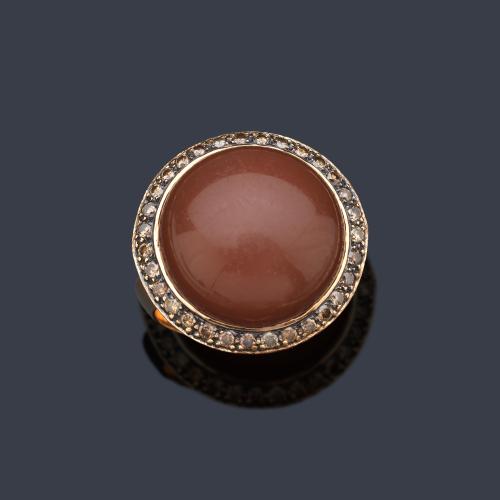  Anillo con calcedonia central talla cabujón con orla de brillantes 'brown'.
