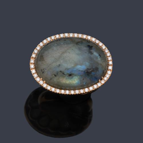  Anillo con ópalo talla cabujón y orla de brillantes de aprox. 0,60 ct en total.