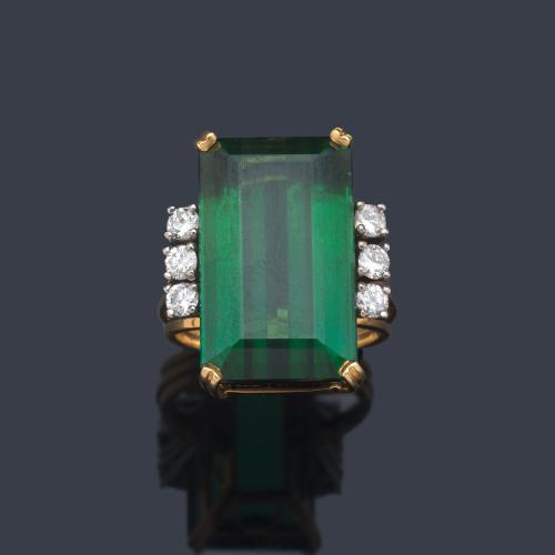  Anillo con turmalina verdelita talla rectangular de aprox. 16,63 ct con brillantitos en ambos lados.