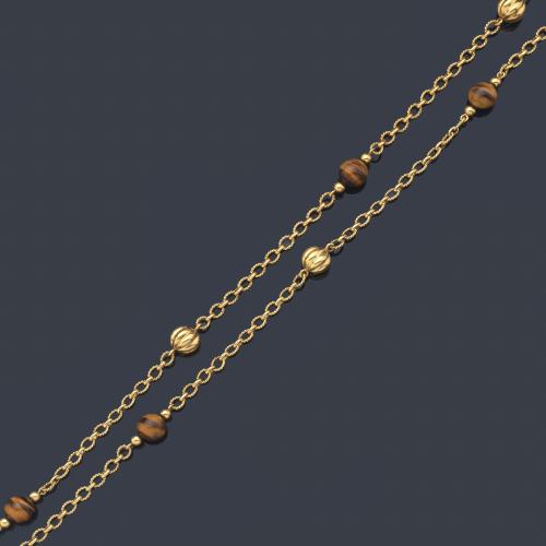  Collar largo años '70 con cinco cuentas esféricas de cuarzo 'ojo de tigre' y cuentas gallonadas en oro amarillo de 18K.