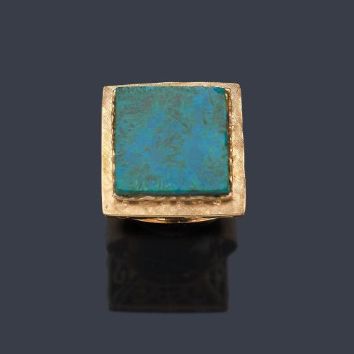  Anillo lanzadera con pieza de crisocola pulida sobre montura de oro amarillo de 18K. Años '70.