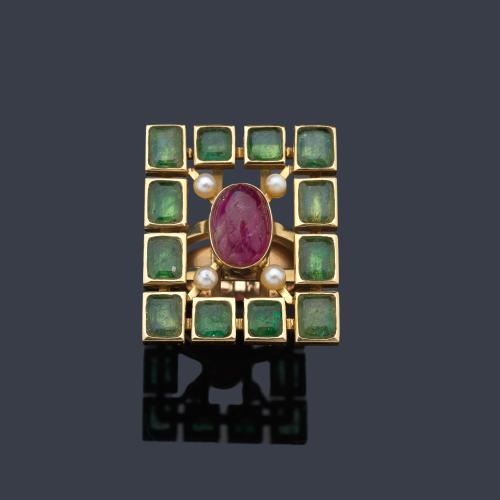  Anillo años '70 con centro de rubí con cuatro perlitas y orla de esmeraldas calibradas.