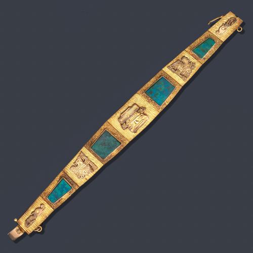  Pulsera Mexicana con cuatro placas de crisocola y motivos aztecas en montura de oro amarillo de 18K. Años '70.