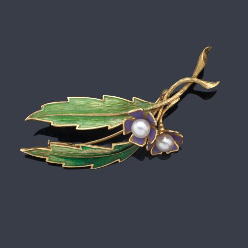  Broche floral con pareja de perlitas de aprox. 5,94 mm - 5,31 mm con esmalte 'guillochè' sobre montura de oro amarillo de 18K.